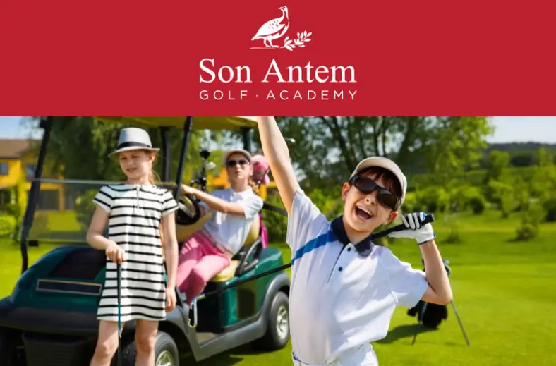 Academia Junior de Golf Son Antem con dos niños delante de un carrito de golf