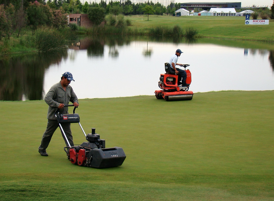 mantenimiento en los campos de golf